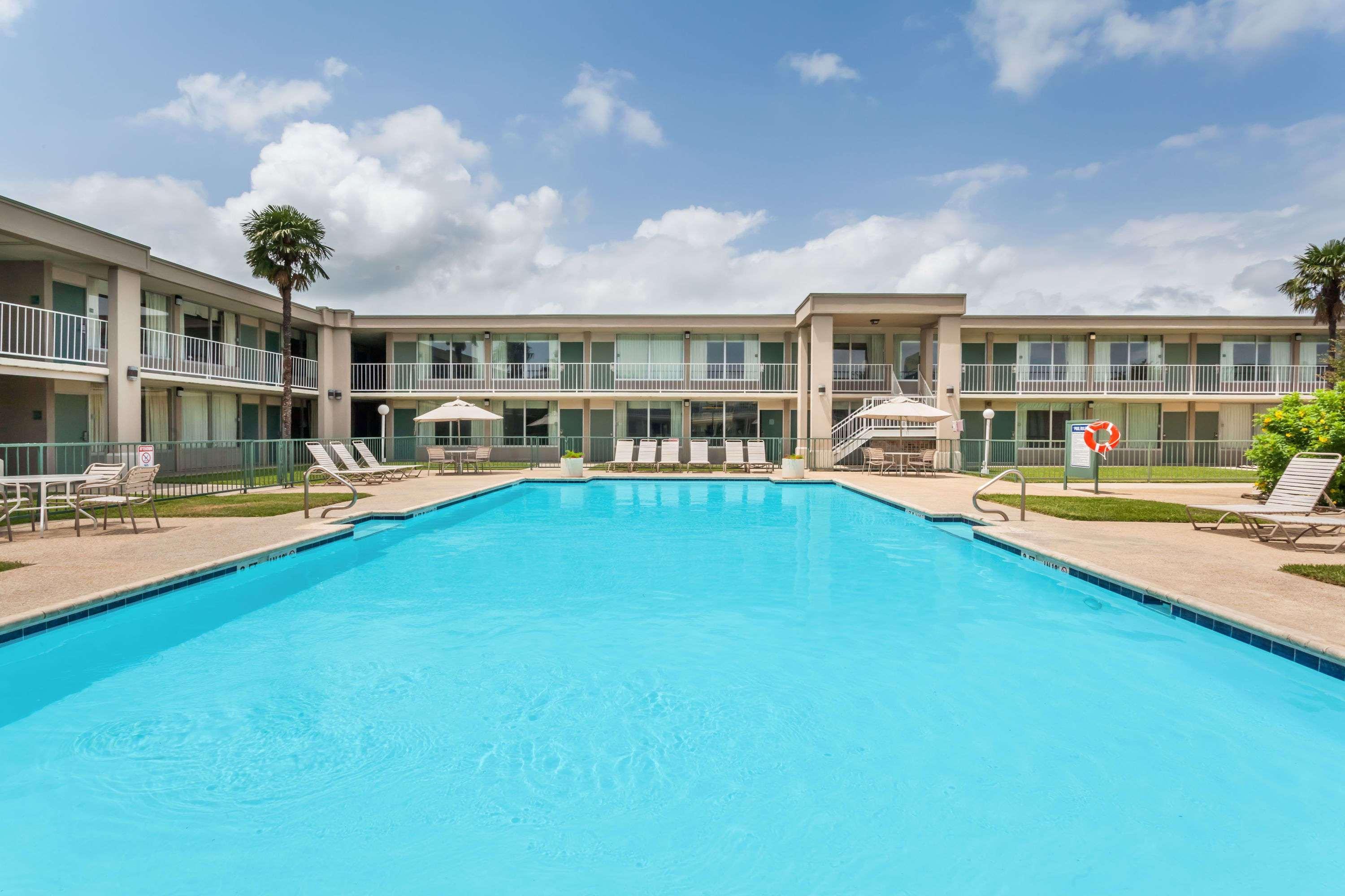 Days Inn By Wyndham Seguin Tx מראה חיצוני תמונה
