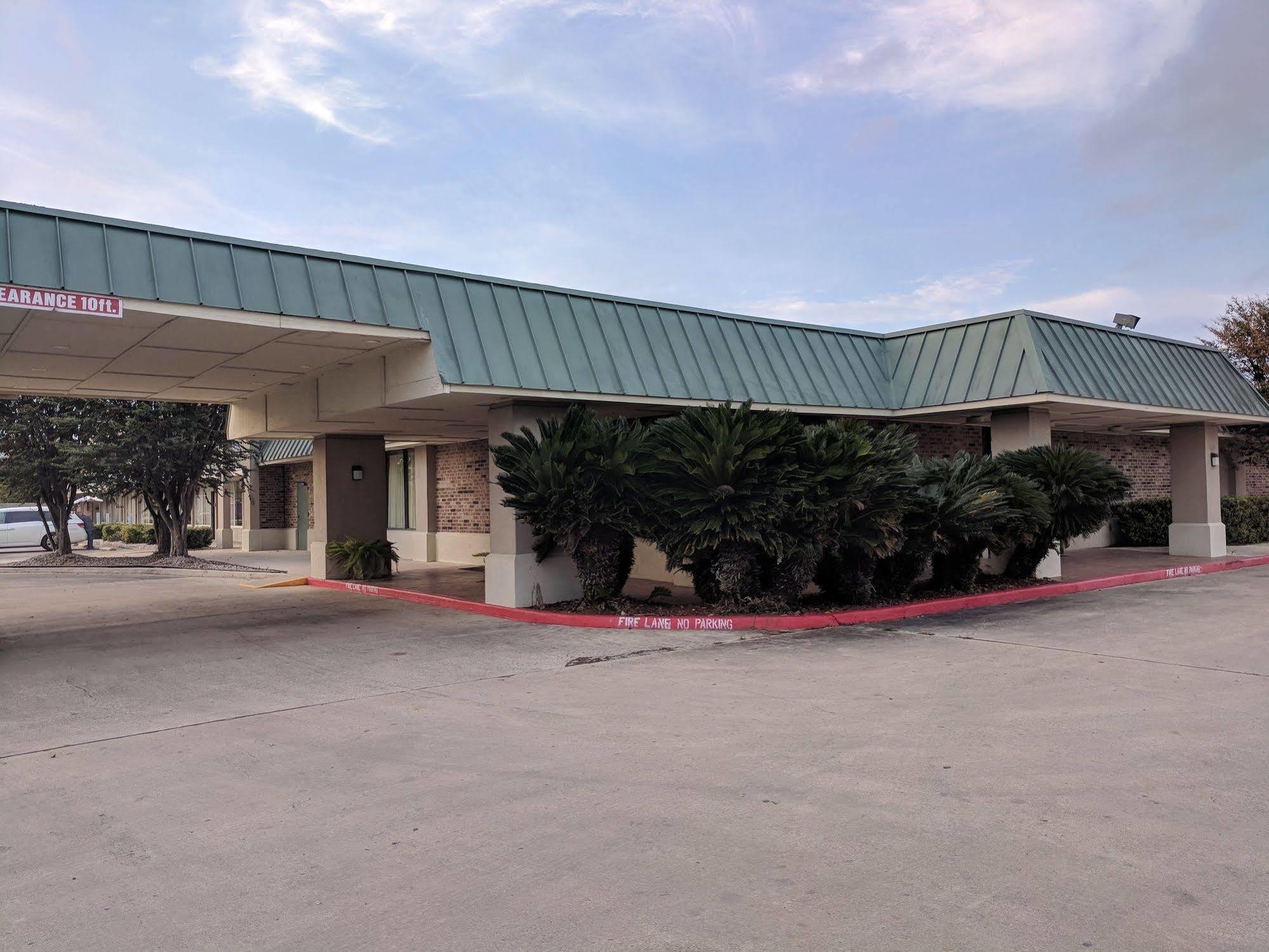 Days Inn By Wyndham Seguin Tx מראה חיצוני תמונה
