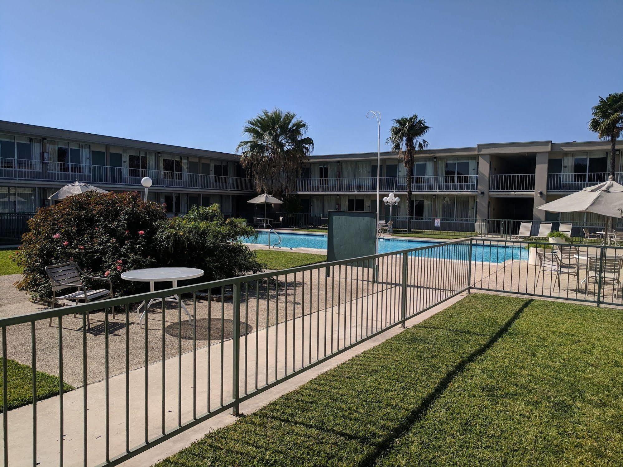 Days Inn By Wyndham Seguin Tx מראה חיצוני תמונה