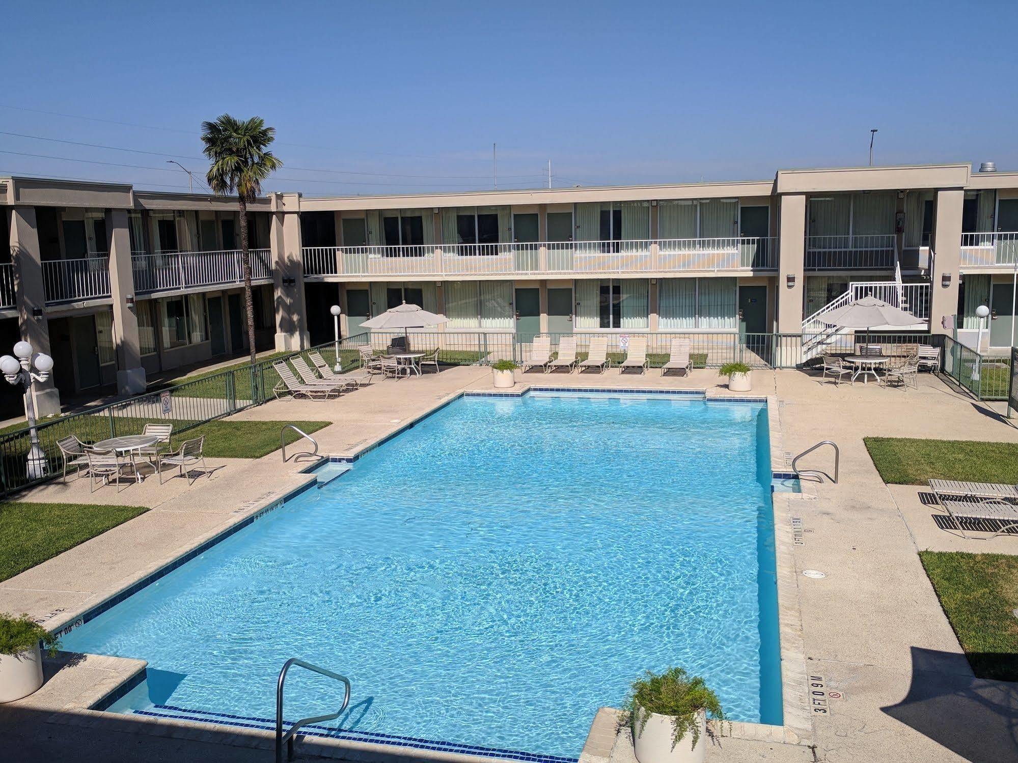 Days Inn By Wyndham Seguin Tx מראה חיצוני תמונה