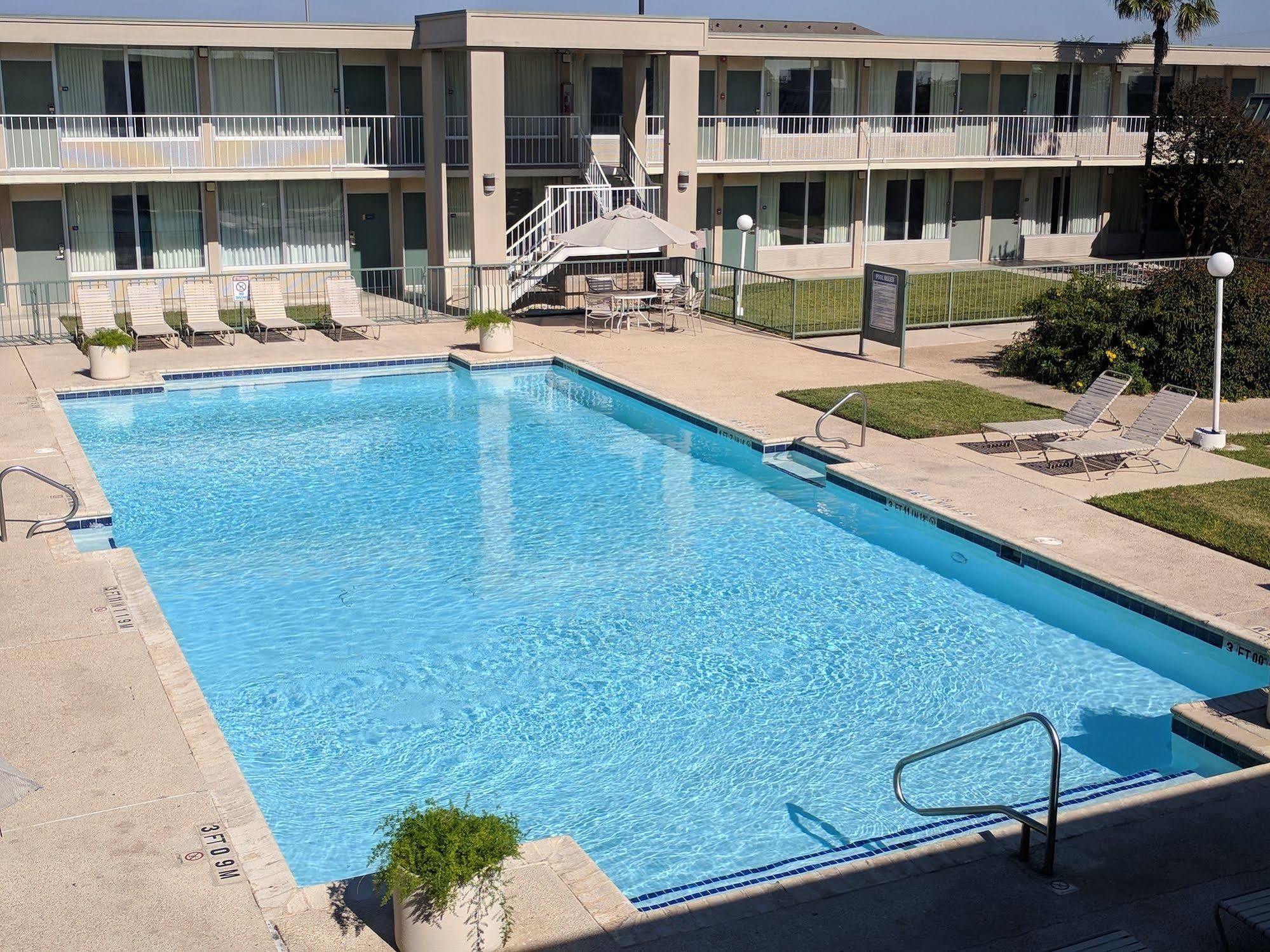 Days Inn By Wyndham Seguin Tx מראה חיצוני תמונה